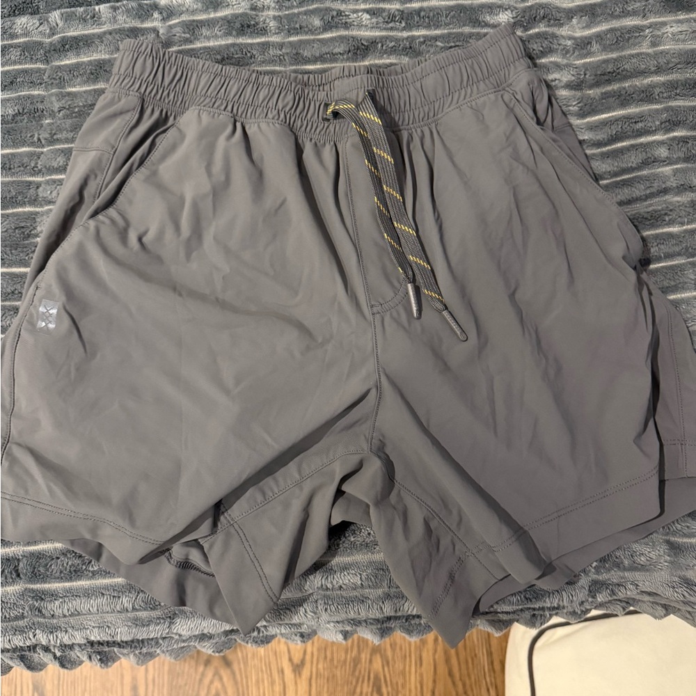RHONE Gray 5 inch pursuit shorts size small like new